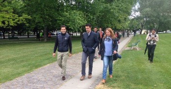 Pablo Zalba, el ministro Soria y la delegada del Gobierno, Carmen Alba, realizando un tramo del Camino de Santiago, a su paso por la Ciudadela
