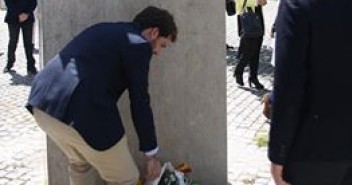 Borja Giménez Larraz deposita el ramo en memoria de su padre en el Monumento a las víctimas del terrorismo