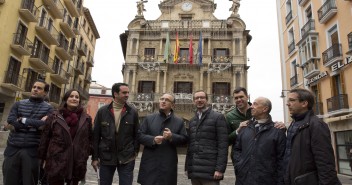 UPN-PP junto a Javier Maroto, frente al Ayuntamiento de Pamplona
