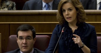 La portavoz del Grupo Popular en el Congreso, Soraya Sáenz de Santamaría, durante su intervención en la sesión de control