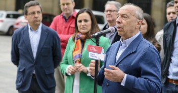 José Cruz Pérez Lapazarán, durante su intervención, acompañado del resto de candidatos