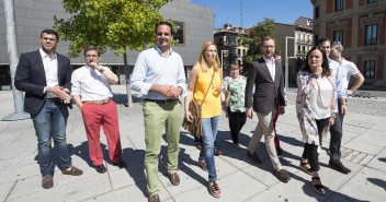 Candidatos de UPN-PP con Javier Maroto, en la plaza Baluarte