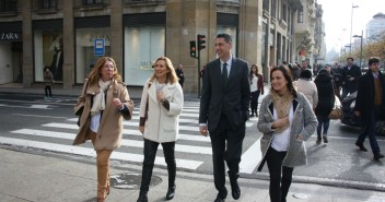 Xavier García Albiol pasea por Pamplona junto a Carmen Alba, Ana Beltrán y Cristina Sanz