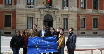 NNGG se concentra, junto a Javier García, en la fachada del Parlamento foral para pedir que se recoloque la bandera de la UE