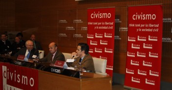 El presidente de Think Tank Civismo, Julio Pomés, el ministro de Economía en funciones, Luis de Guindos y el presidente de la Gestora del PPN y eurodiputado, Pablo Zalba