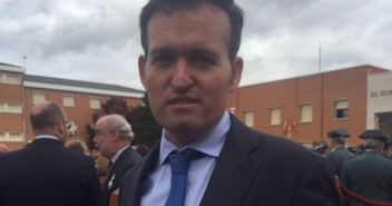 Juan Antonio Extremera, con el distintivo blanco en la medalla