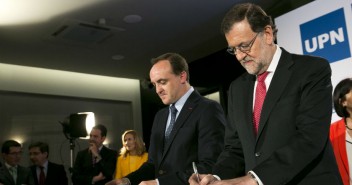 Rajoy y Esparza, durante la firma del acuerdo