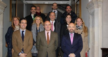 Los empresarios, con el ministro De Guindos y otros cargos del PPN, al término de la reunión celebrada en el Palacio de Guenduláin
