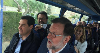 Uno de los momentos de la jornada del sábado en el autobús, con el presidente Mariano Rajoy