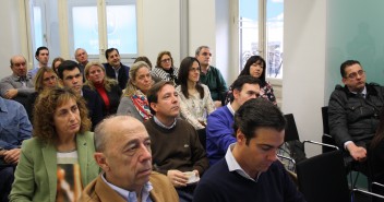 Miembros del partido escuchan la intervención del alcalde de Santander
