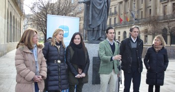 Carmen Alba, Ana Beltrán, Pablo Zalba, Iñigo de la Serna y Elena Samaniego, frente a la estatua de Carlos III en la Plaza del Castillo