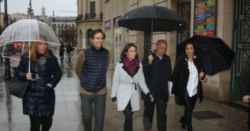 Carmen Alba, Pablo Zalba, Andrea Levy y Cristina Sanz pasean por Pamplona