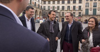 La coalición UPN-PP charlando tras el acto celebrado en Tudela