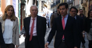 Los candidatos pasean con el ministro por las calles de Pamplona