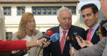 Ana Beltrán, García-Margallo y Pablo Zalba atendiendo a los medios antes del acto