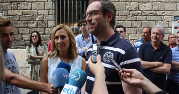 Ana Beltrán y Javier Maroto atienden a los medios antes de iniciar el Camino de Santiago
