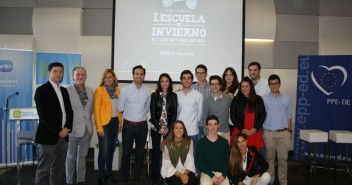 Dos de los ponentes junto a Andrea Levy, representantes del PPN e integrantes de NNGG de Navarra