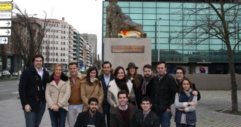 El PPN y NNGG, frente al Monumento a las Víctimas tras el homenaje