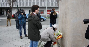 Sobejano y María Luisa Portillo, abuela del guardia civil asesinado Diego Salvá, realizan la ofrenda floral