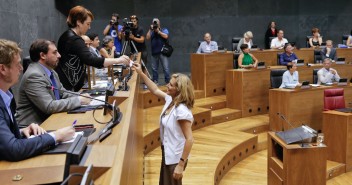 Ana Beltrán votó en contra de la investidura de Barkos
