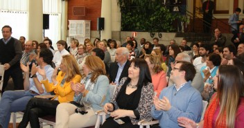 El público asistente al acto se deshizo en aplausos para los candidatos