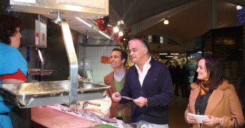 Pons en el Mercado del Ensanche, junto a Zalba y Cristina