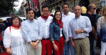 El concejal del PPN en Etxarri Aranatz, Antonio Extremera junto a otros populares, participan de las fiestas de la localidad
