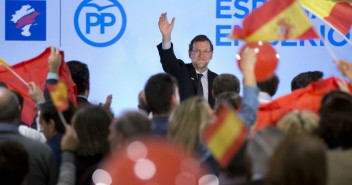 Mariano Rajoy saluda al público asistente