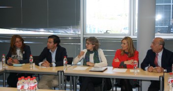 Carmen Alba, Pablo Zalba, Isabel García Tejerina, Ana Beltrán y José Cruz Pérez Lapazarán, durante la reunión con las asociaciones
