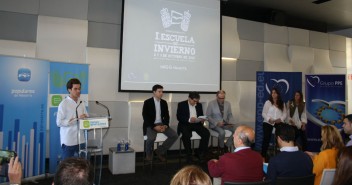 El presidente de NNGG de Navarra, Álvaro Sobejano presenta la segunda jornada de la Escuela de Invierno de NNGG