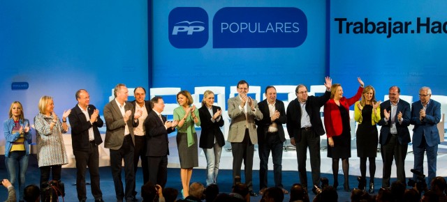 Ana Beltrán junto al resto de candidatos; junto al presidente Mariano Rajoy, la secretaria general del PP, María Dolores Cospedal y la candidata a la Presidencia de la Comunidad de Madrid, Cristina Cifuentes