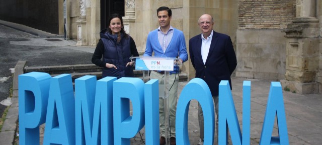 La número dos al Ayuntamiento de Pamplona, Cristina Sanz, el candidato a la Alcaldía de Pamplona, Pablo Zalba, y el eurodiputado y exconsejero de Cultura del Gobierno de Madrid, Santiago Fisas