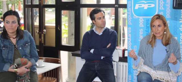 Cristina Sanz, Pablo Zalba y Ana Beltrán, durante la celebración del foro-debate