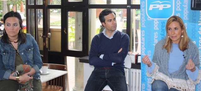 Cristina Sanz, Pablo Zalba y Ana Beltrán, durante la celebración del foro-debate