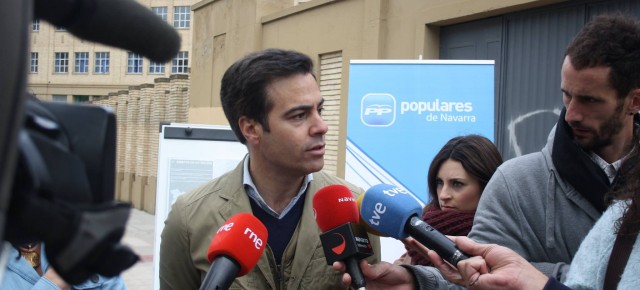 Pablo Zalba, frente al Edificio del antiguo Maristas