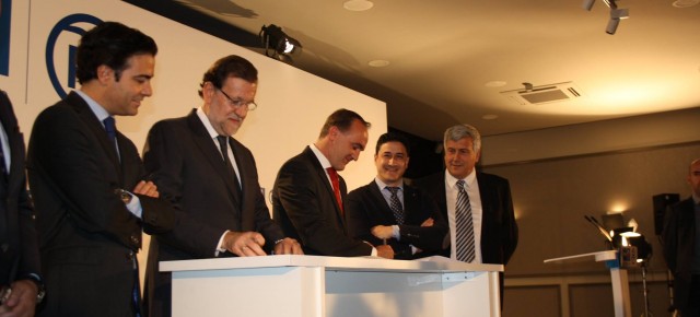 Pablo Zalba, Mariano Rajoy, Javier Esparza y otros cargos políticos, durante la firma del acuerdo UPN-PP