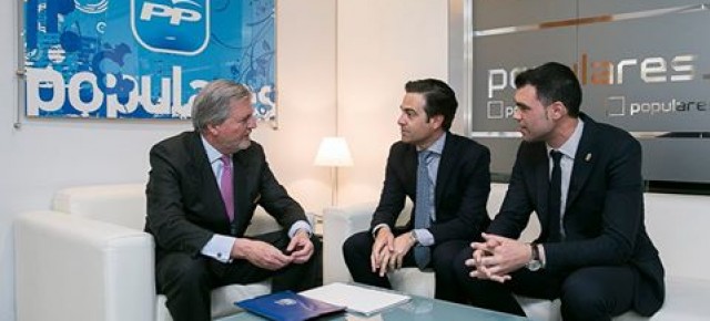El ministro Íñigo Méndez de Vigo, con Pablo Zalba y Javier García