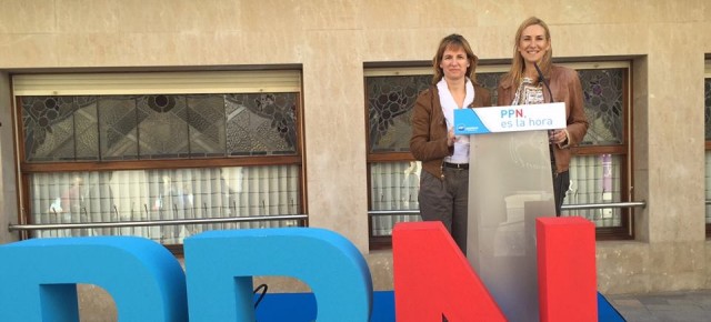 La candidata del PPN a la Alcaldía de Tudela, Irene Royo, con Ana Beltrán