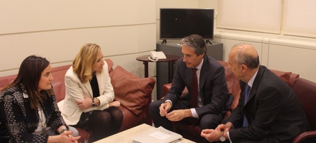 La senadora Cristina Sanz, la presidenta del PPN, Ana Beltrán, el ministro de Fomento, Íñigo de la Serna y el senador José Cruz Pérez Lapazarán