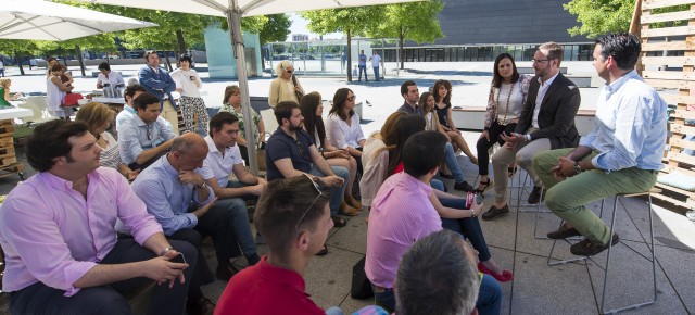 Maroto y la coalición UPN-PP mantienen un encuentro con jóvenes en Pamplona