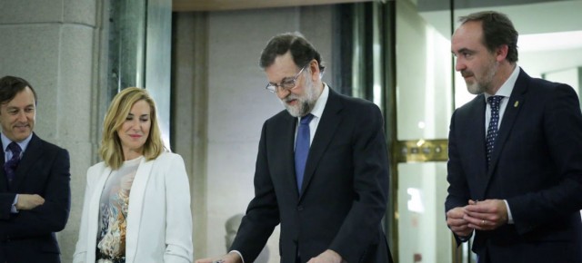 Ana Beltrán, junto al presidente Mariano Rajoy y Javier Esparza, en la firma del acuerdo sobre los presupuestos