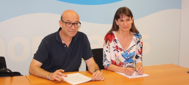 Los concejales del PPN en Tudela, José Suárez e Irene Royo, en rueda de prensa