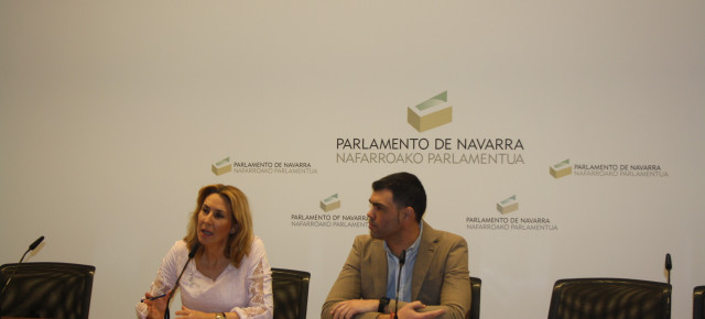 La presidenta del PPN, Ana Beltrán y el parlamentario foral, Javier García, en rueda de prensa