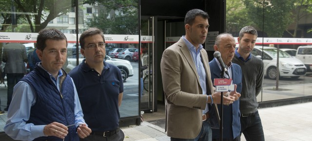 Javier García, número 3 al Congreso por UPN-PP, acompañado del resto de candidatos, en un acto frente a la Hacienda navarra