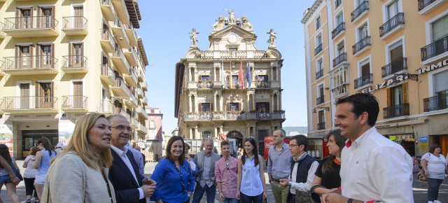 Los candidatos de UPN-PP, hoy, en la plaza del Ayuntamiento