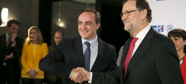 Javier Esparza y Mariano Rajoy, tras la firma del pacto