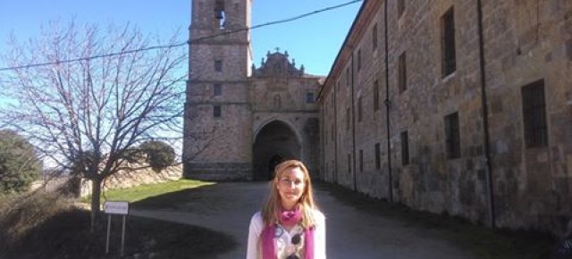 Ana Beltrán, frente al Monasterio de Irache