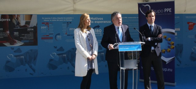 Beltrán, Zalba y el secretario de Estado para la Seguridad Social, Tomás Burgos, presentan la exposición 'Crecimiento y Empleo'.