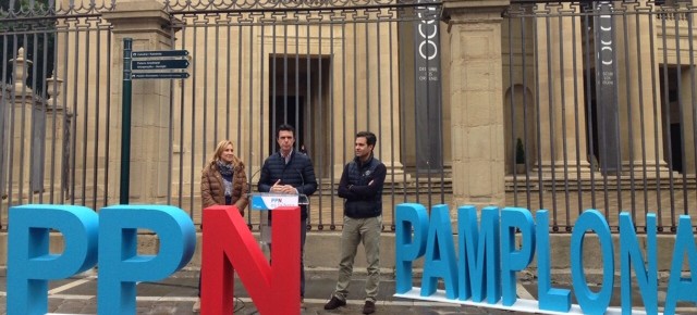 Ana Beltrán, el ministro Soria y Pablo Zalba presentan propuestas de Turismo frente a la Catedral de Pamplona