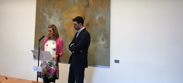 Ana Beltrán y Javier García, durante la rueda de prensa ofrecida en el Parlamento de Navarra